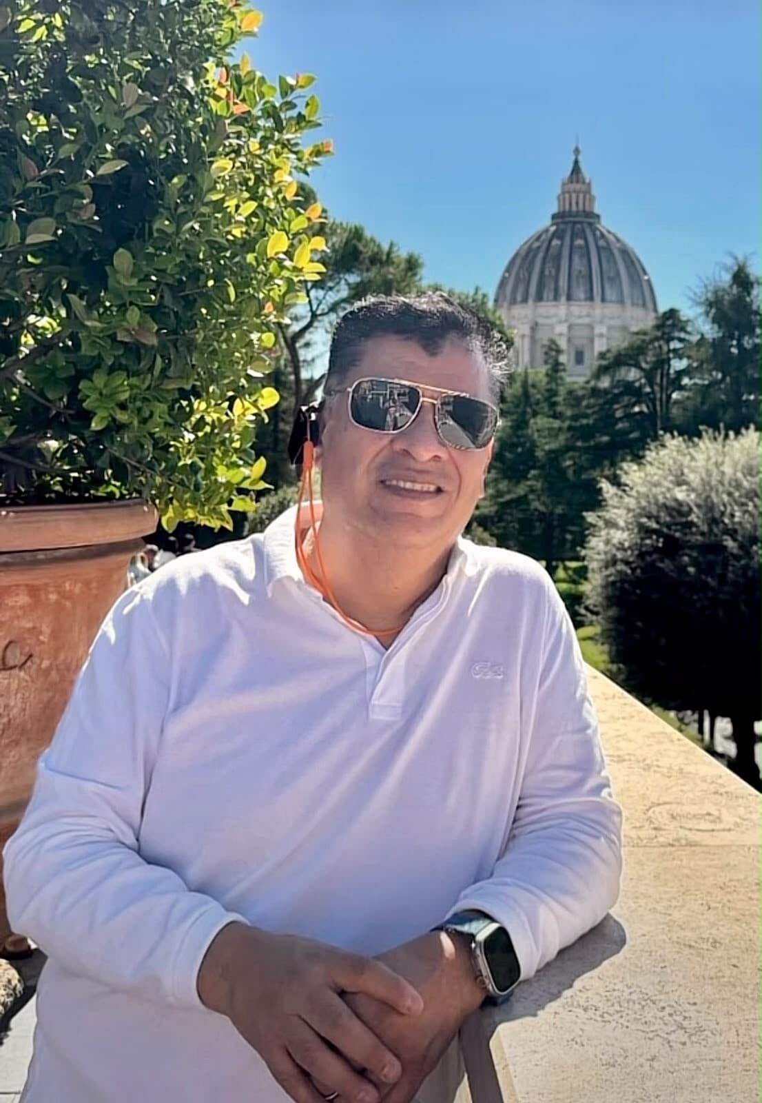 C.P. Jaime Rodríguez Aguilar, sonriente, con camisa blanca en una terraza al aire libre